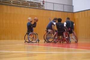澳洲残奥选手图德霍普在冬季残奥会奖牌争夺战中取得良好开局