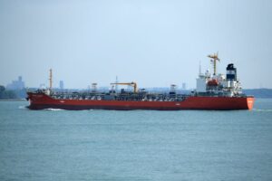 美国称油轮开始穿越霍尔木兹海峡