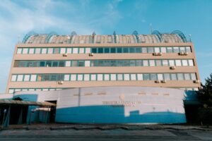 知名作家涉儿童剥削指控引发震荡：作品下架、教材停用，文化与教育系统全面应对