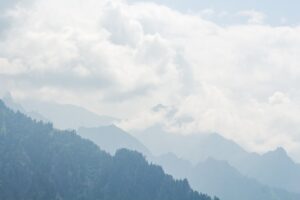 蓝山关键道路封闭导致出行时间延长，引发当地居民愤怒