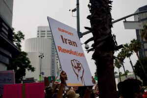 特朗普呼吁伊朗民众持续抗议称“援助正在途中”，伤亡数字持续攀升 