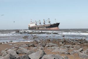 Aussies stranded as cyclone hits tourist spot