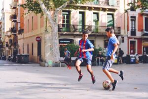 Barcelona beat 10-man Atletico to take major step towards title