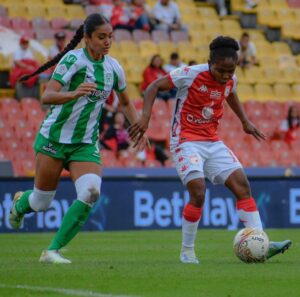 美国现场更新：白宫记者晚宴后女子夺酒视频走红