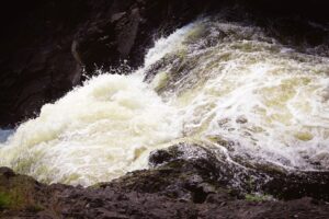 Oil briefly falls below $100 and shares jump on Trump Iran war pledge