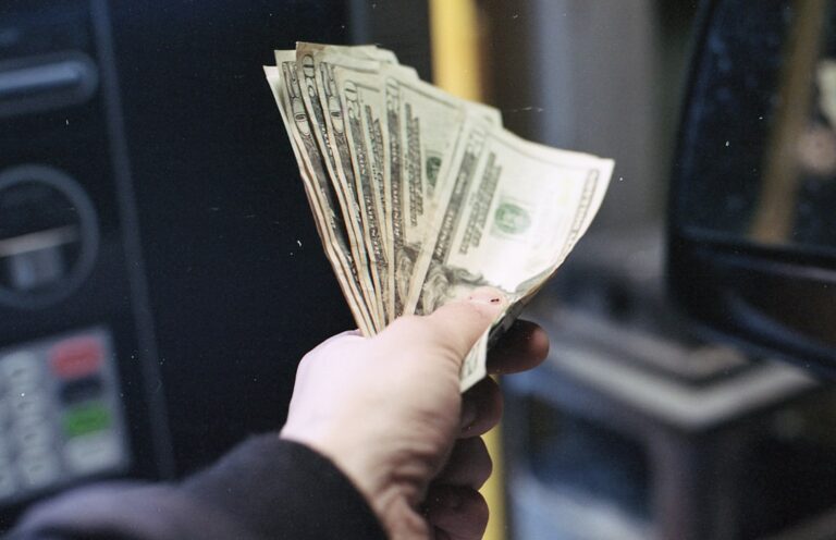 「绝望的现金抢夺」:澳大利亚赌场亿万富翁与Drake一起被列入诉讼