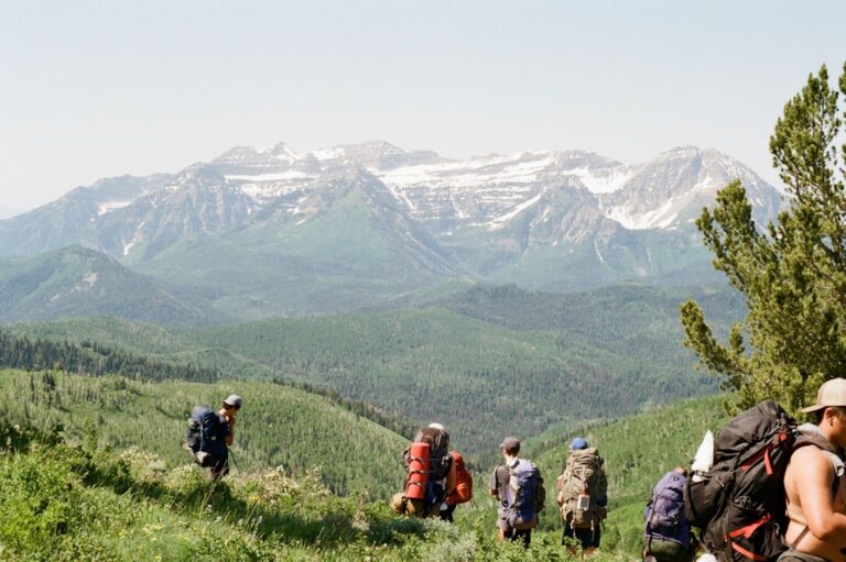 印尼杜科诺火山喷发致三名登山者遇难