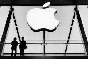 Apple boss praises social media ban in Albanese call