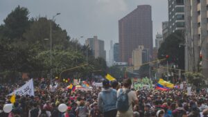 Colombia: Polls open in tight presidential election