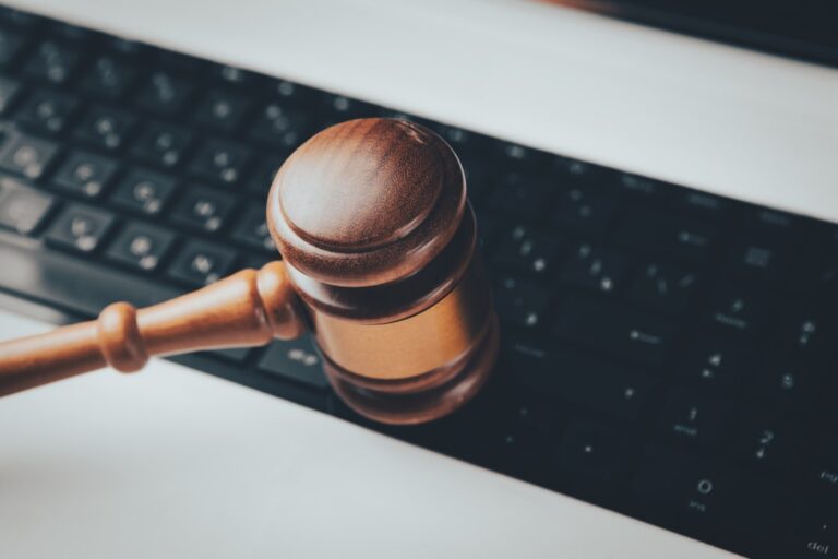 法院允许被控袭击妻子的媒体老板与家人团聚