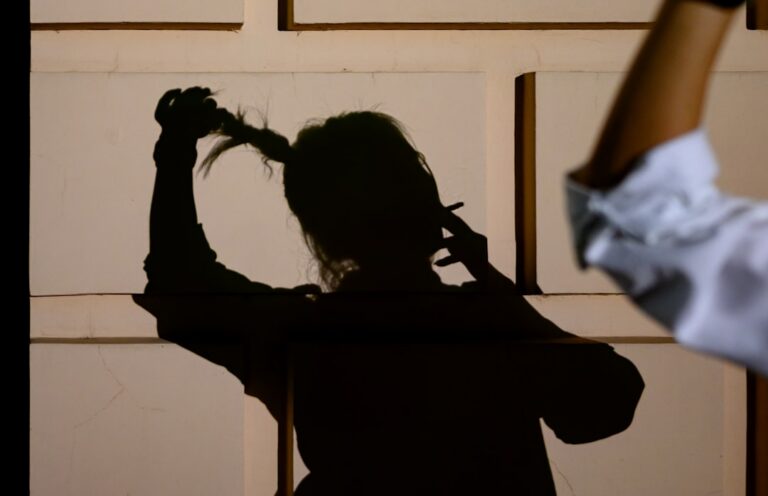 被刺伤者的女儿呼吁改善手机信号覆盖