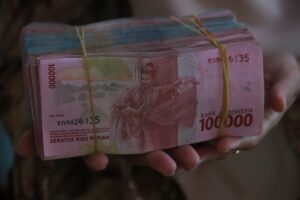 Indonesia’s rupiah falls to record low against US dollar