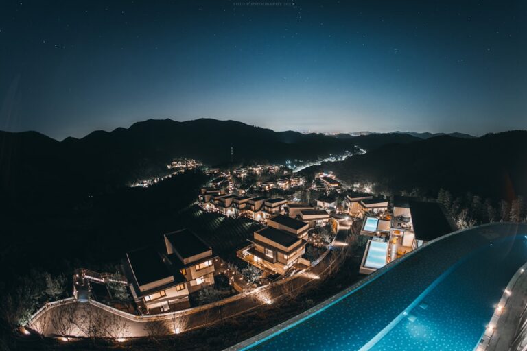 库什纳支持的豪华度假村计划在阿尔巴尼亚引发抗议
