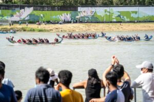 Thousands watch on as boats made of beer cans race on Darwin beach