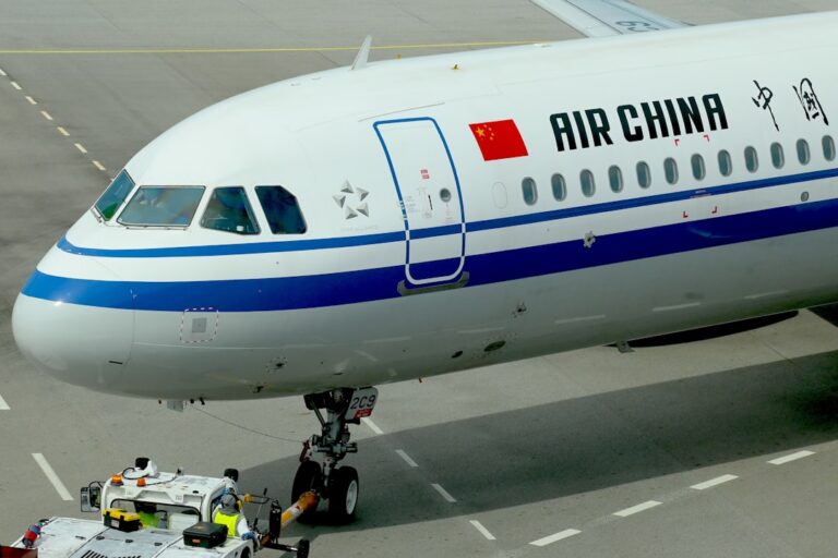 中国称飞行员因「个人原因」将小型飞机撞入摩天大楼