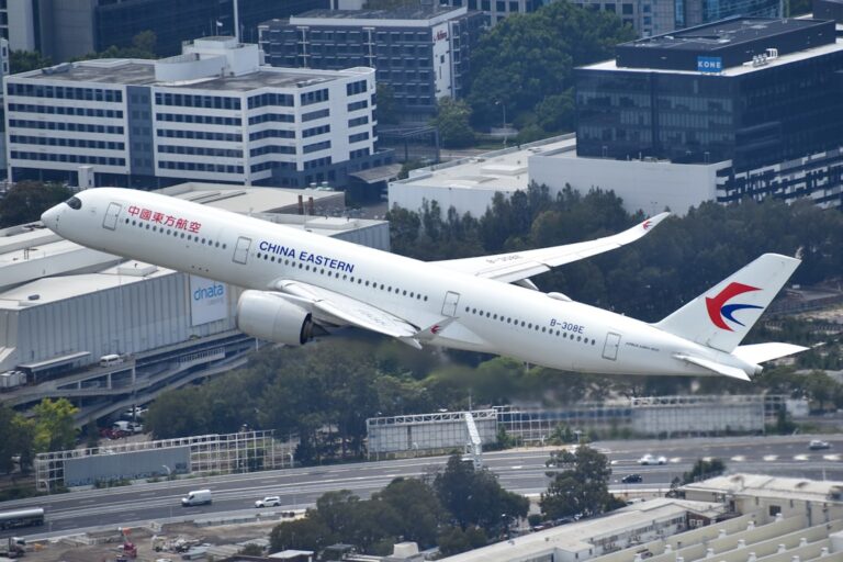 中国称飞行员因「个人原因」将小型飞机撞入摩天大楼