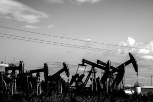 Oil heads for weekly gain as Middle East supply risks persist