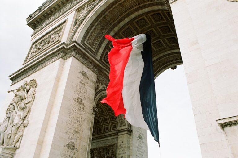 法国游客在死亡谷汽车陷入泥泞后死亡