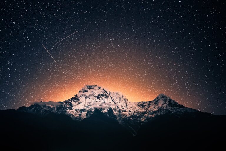 大红山上的流星雨：中国观星者的英仙座奇观