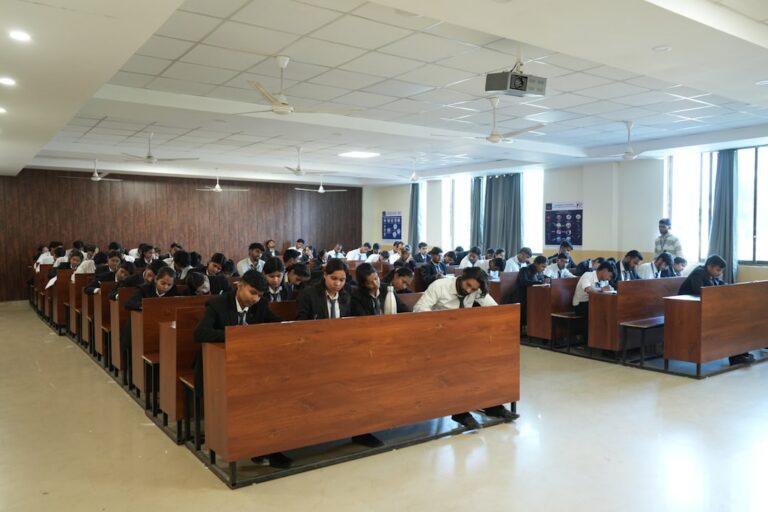 阿尔伯塔省省长史密斯向国际学生传达明确信息:完成学业后应返回祖国
